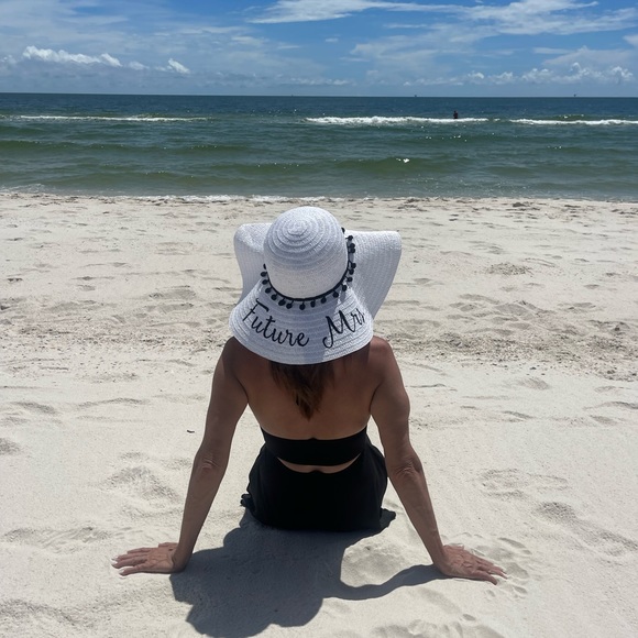Future Mrs. beach hat - Picture 3 of 3
